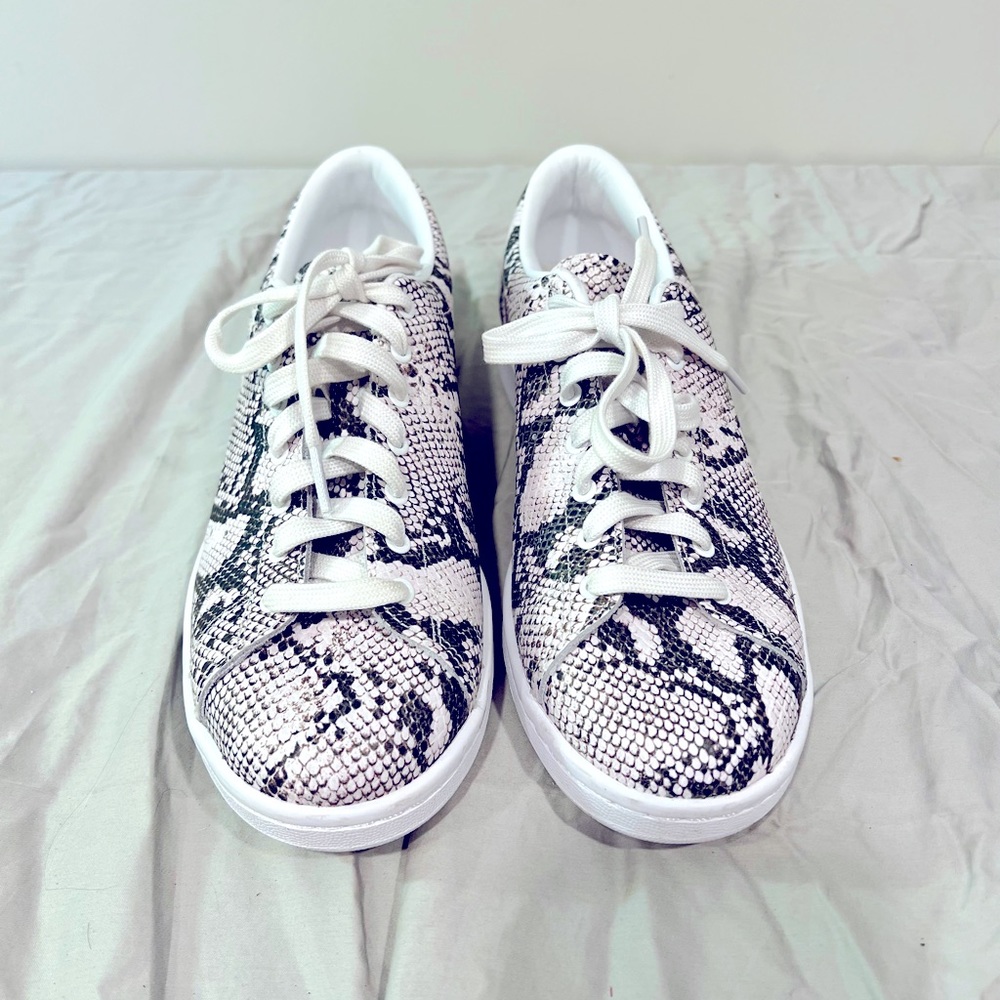 Adidas Hyke sneakers in snakeskin Women’s size 10